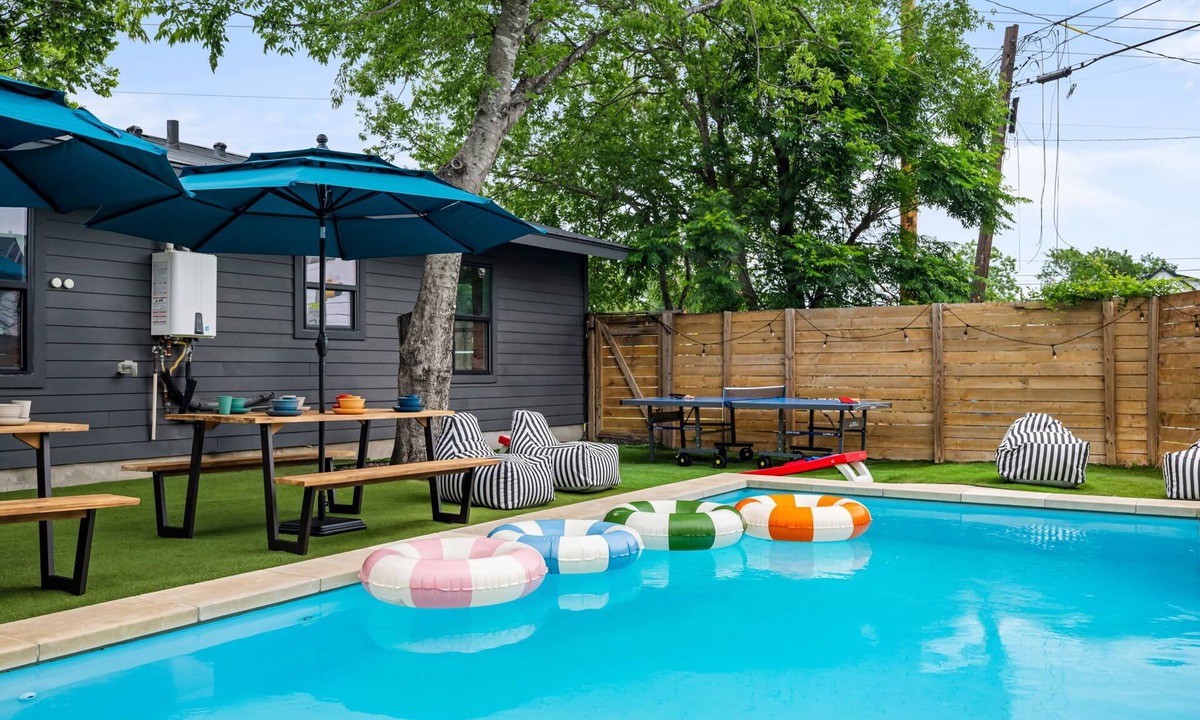 MLK House | Wonderland Unit B · Sleeps 12, Pool, Soccer & More