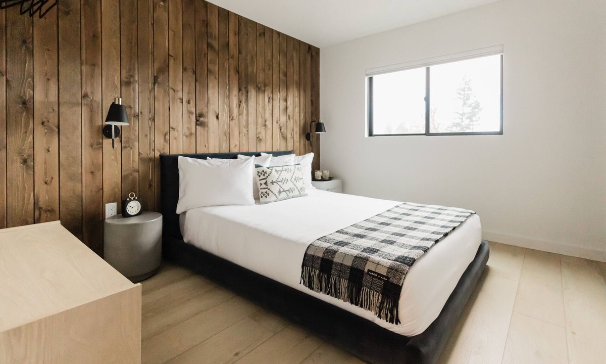 Columbia Falls Hotel | Wonderstone Hotel - Single King Micro Guest Room