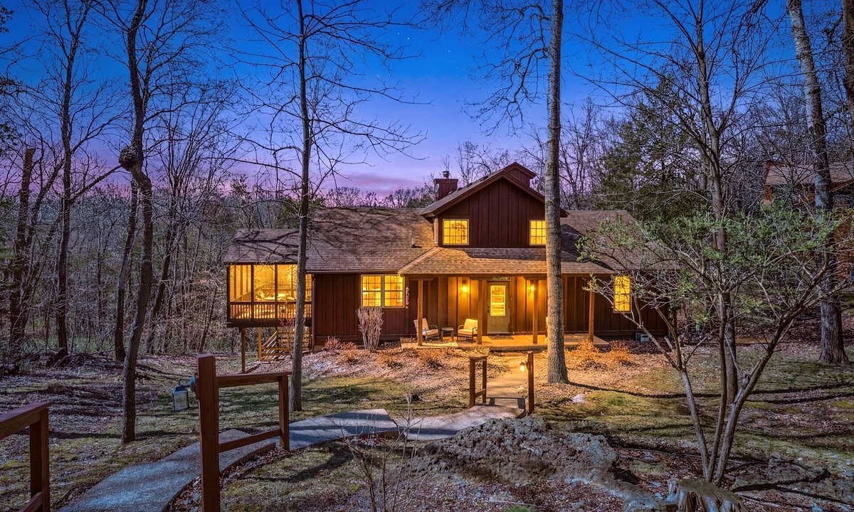 The Galena Territory Cabin | Wooded Escape 5 Ensuites Fire Table Hot Tub Games Luxe Amenities