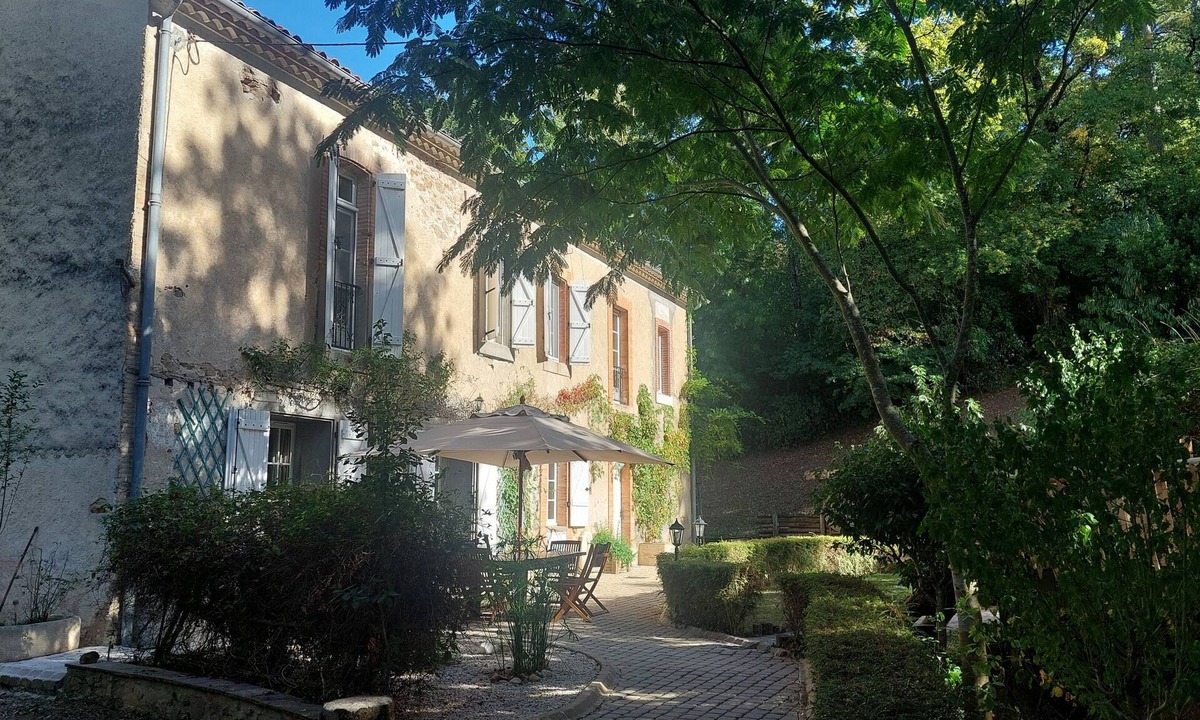 Vaudreuille House | Wooded house five minutes from Lake Saint Ferreol