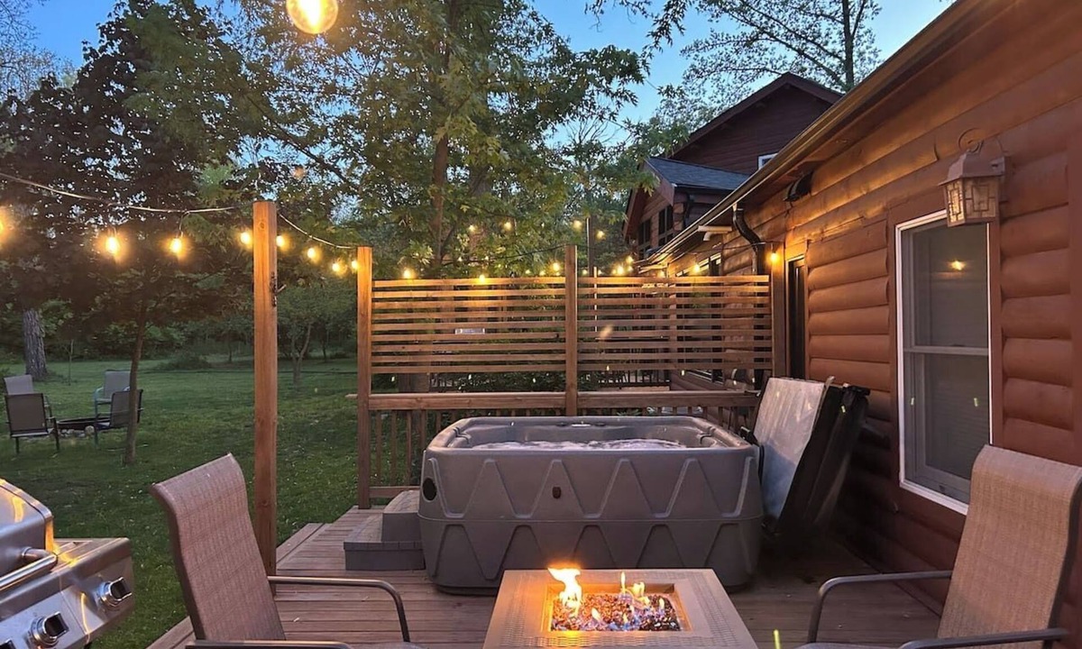 Yorkville House | Wooded Oasis: Pickleball, Hot Tub, Fire Table, Deer, Corn Hole, Arcade, Popcorn