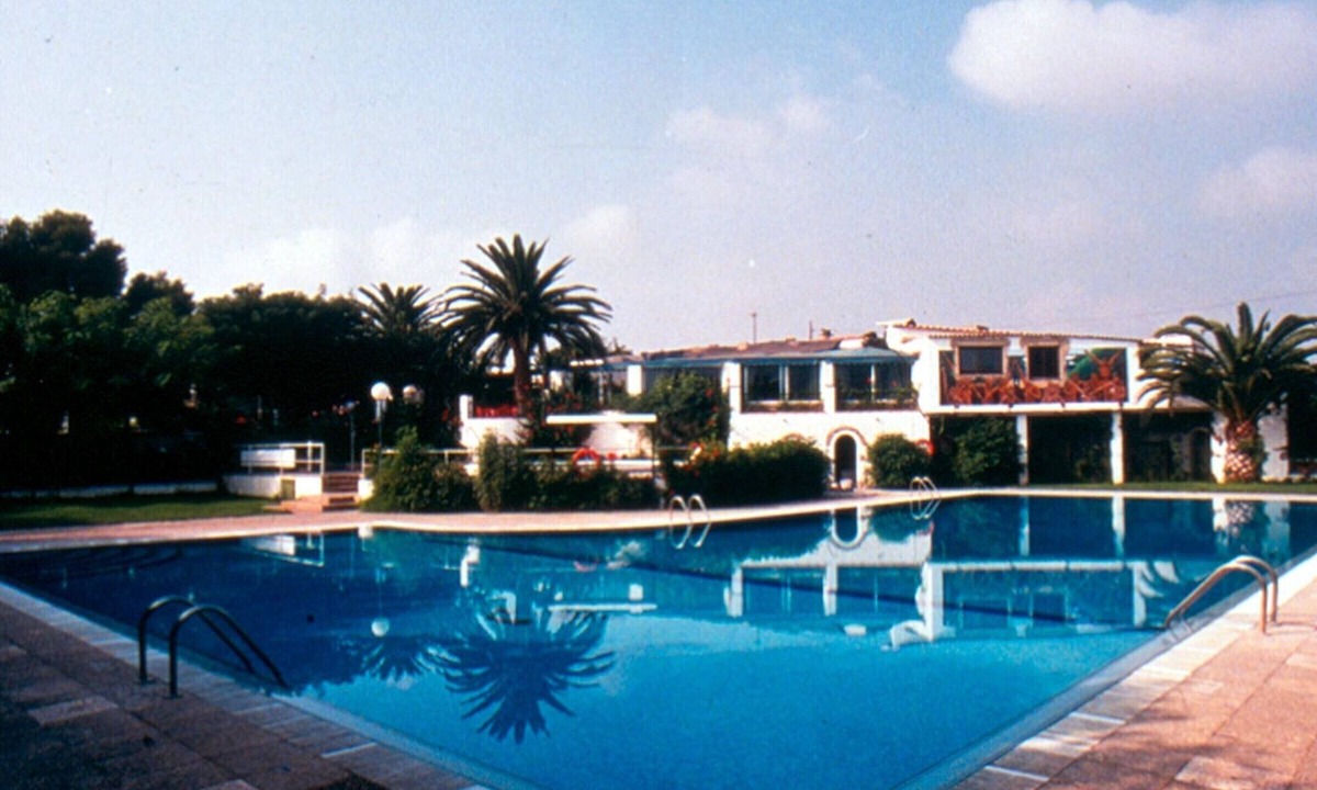 Miami Platja House | Wooden bungalow near beach with pool, parking and pets allowed
