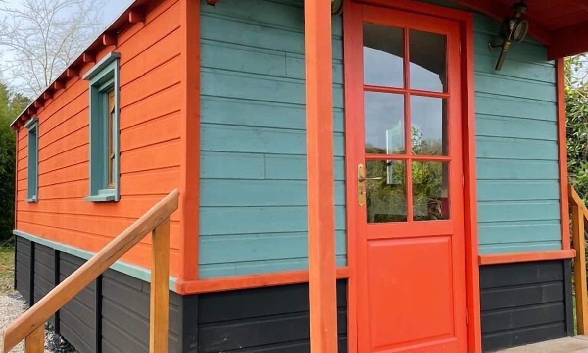 Morlanne Cabin | Wooden caravan, unusual accommodation for 2