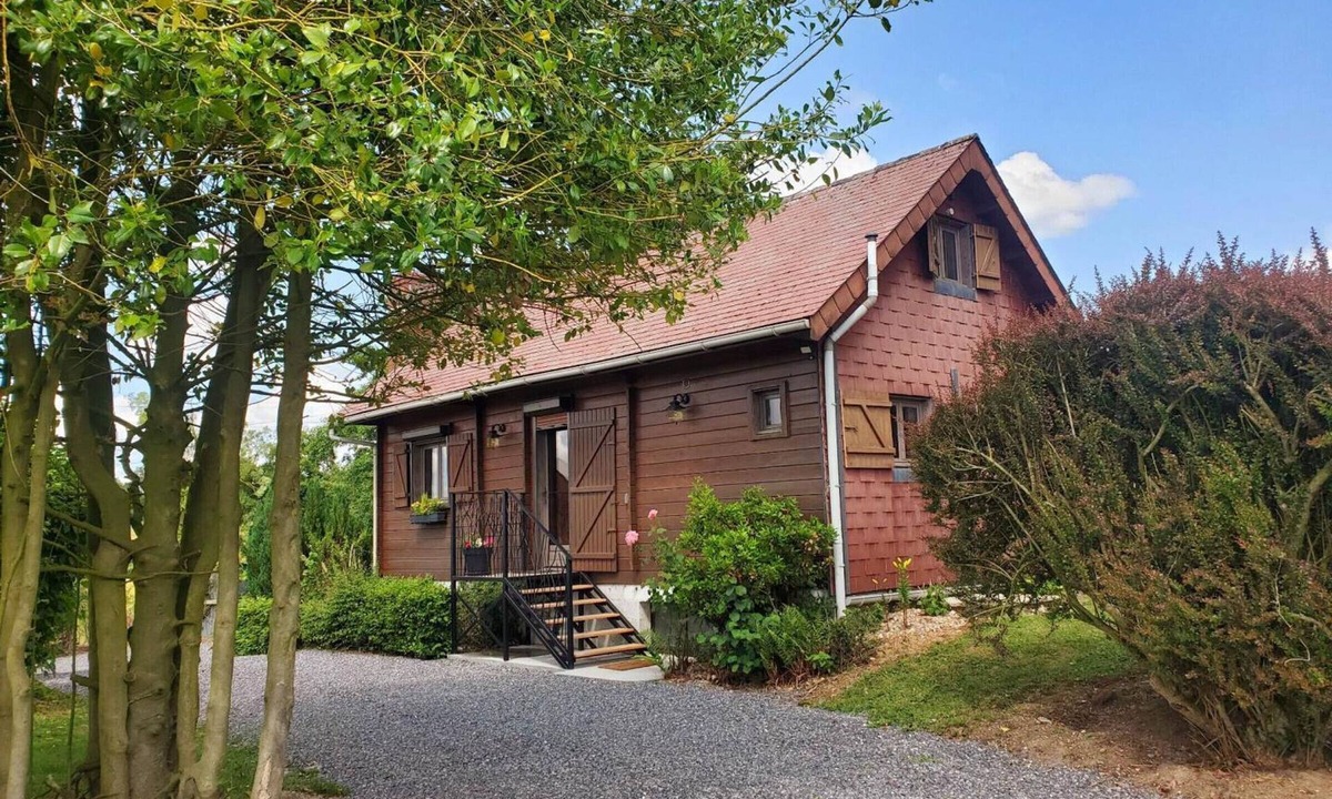 Floyon Cottage | Wooden chalet retreat with spa and large garden