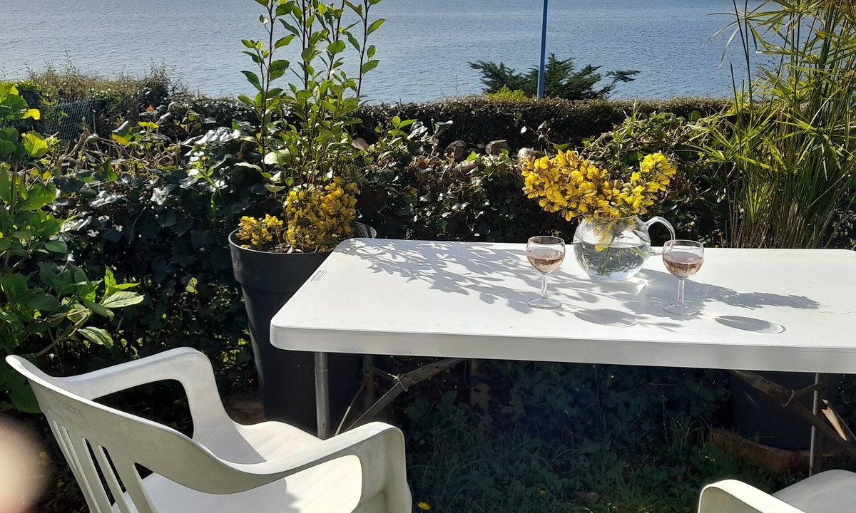 Roscanvel Ski Chalet | Wooden chalet, sea view, lovely garden, 5-minute walk to the beach. Dogs welcome.