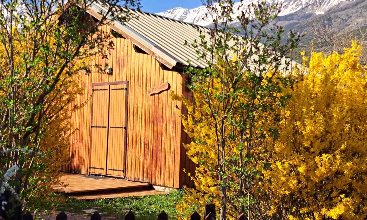 Barcelonnette Ski Chalet | Wooden chalet with terrace and garden in Barcelonnette