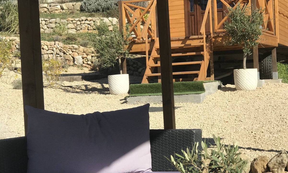 Tourrettes-sur-Loup Cabin | Wooden trailer on the river
