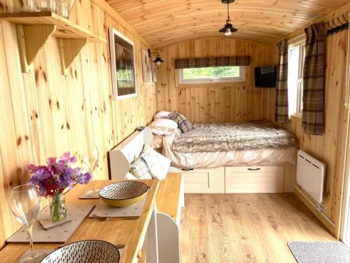 Perth House | Woodhead Shepherds Hut - Sleeps 2 - Parking