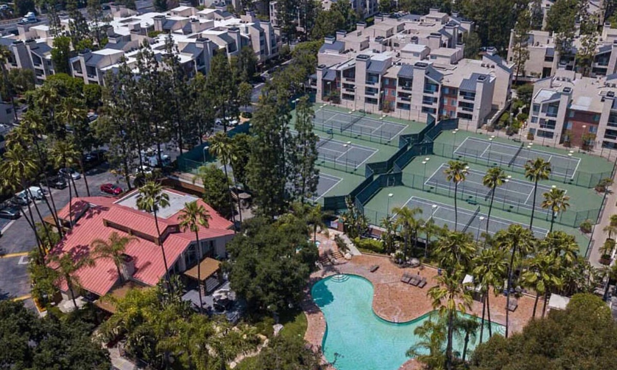 Warner Center Condo | Woodland Hill Condo with Pool, Gym, Free Parking