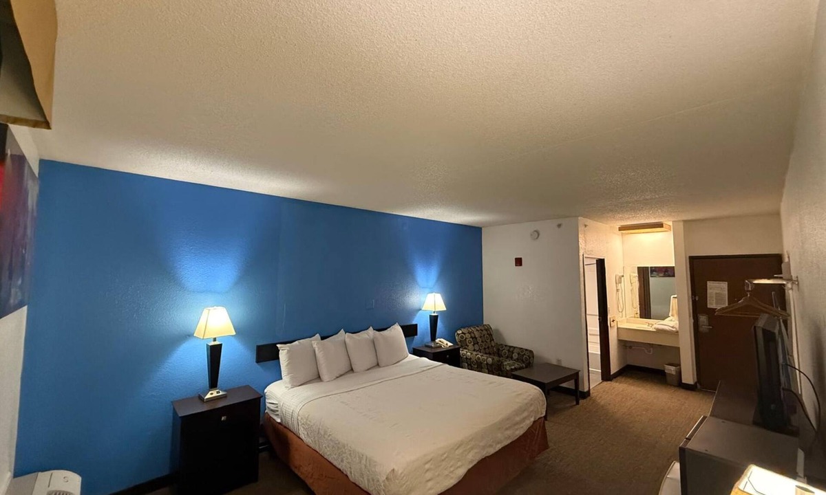 Greenwich Hotel | Woodland Inn & Suites Extended Stay - 1 King Bed Non Smoking