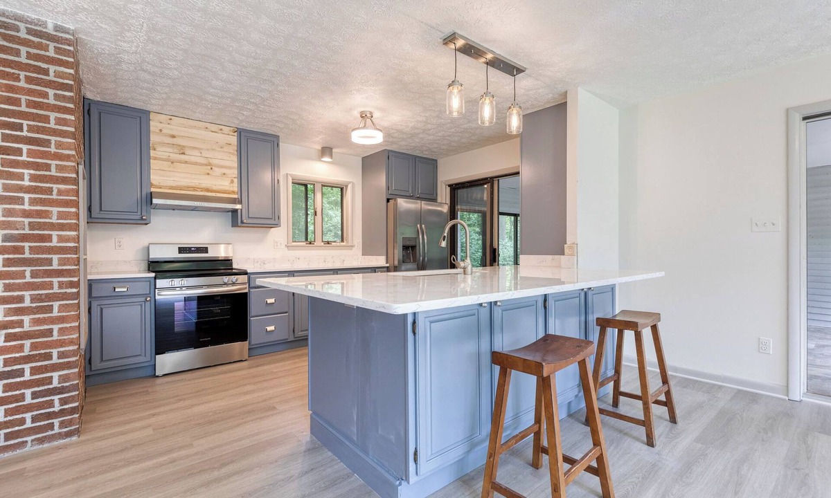 White Hall House | Woodland Manor Getaway