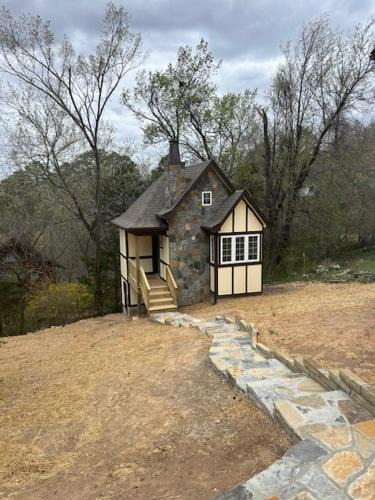Eureka Springs Historic District Ski Chalet | Woodland Retreat at Tudor suites