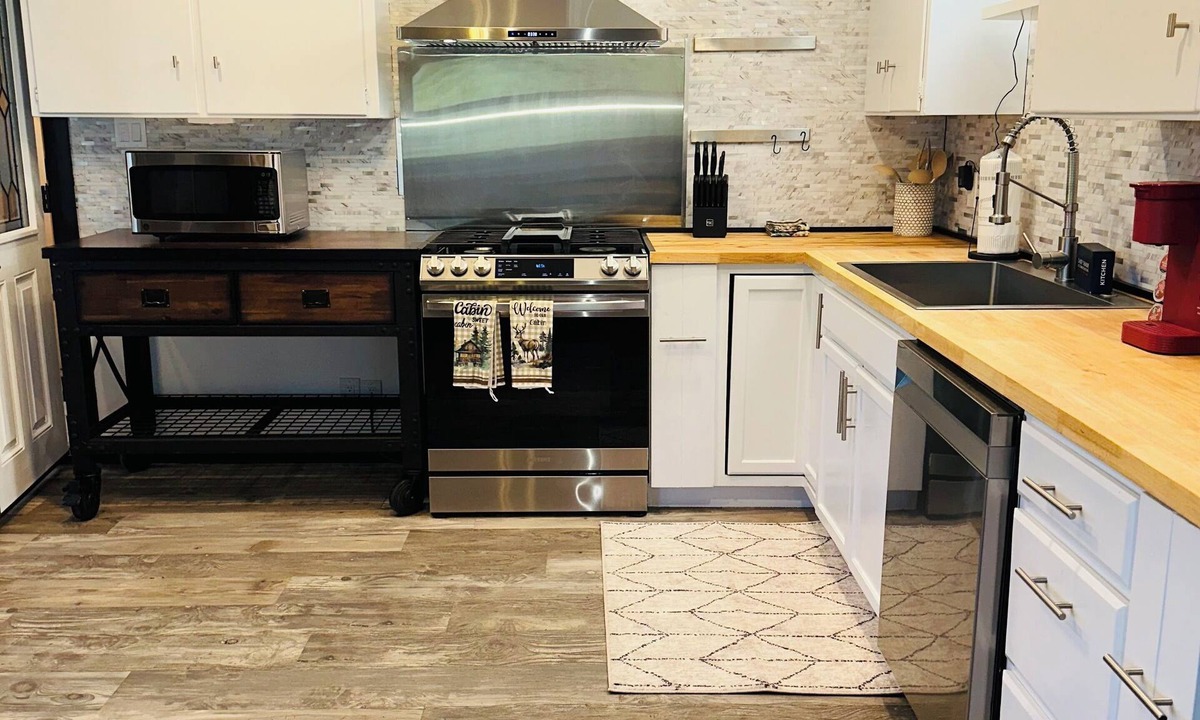 Lower Kingsbury House | Woodland Retreat | Cozy Kingsbury Cabin w/Hot Tub & Sauna | NVH0650