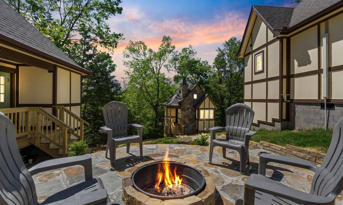 Eureka Springs Historic District Cabin | Woodland Retreat at Tudor Suites