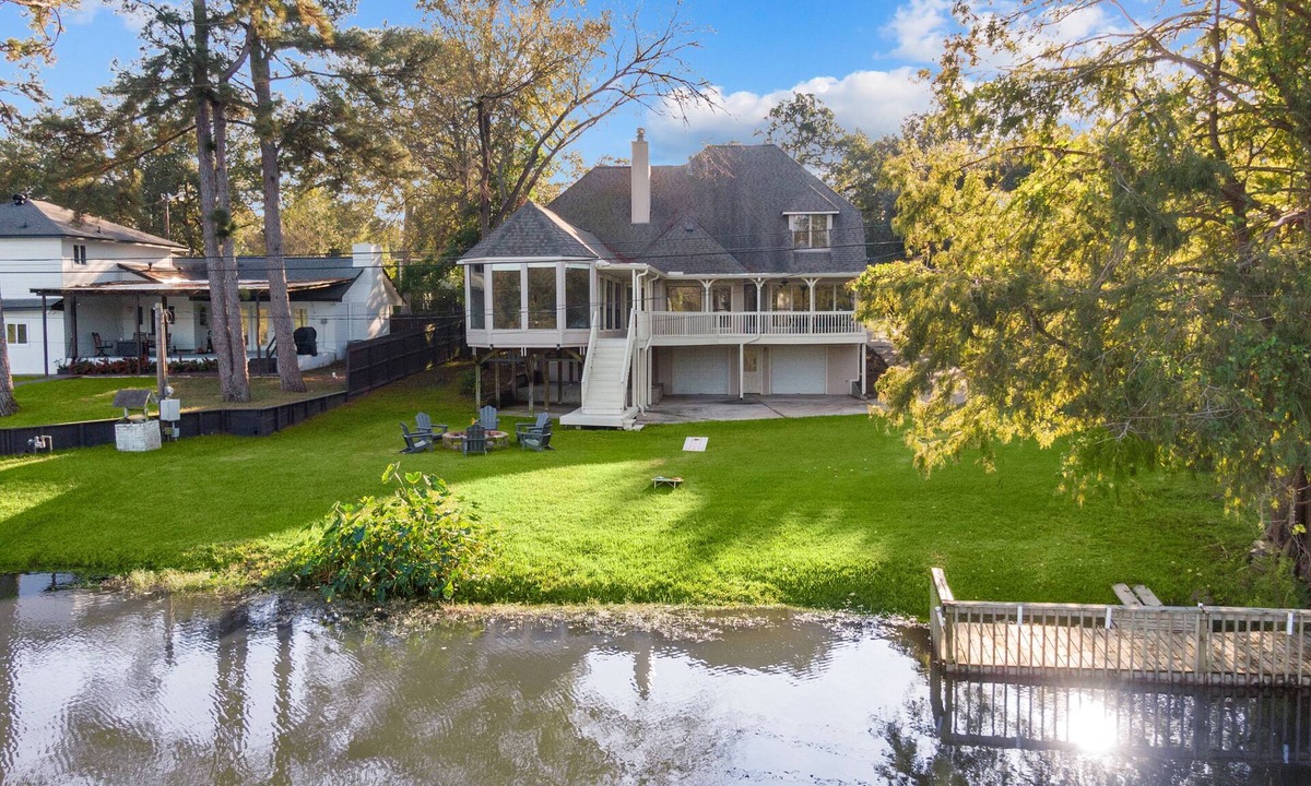 College Park House | Woodlands Area Lakeview Retreat