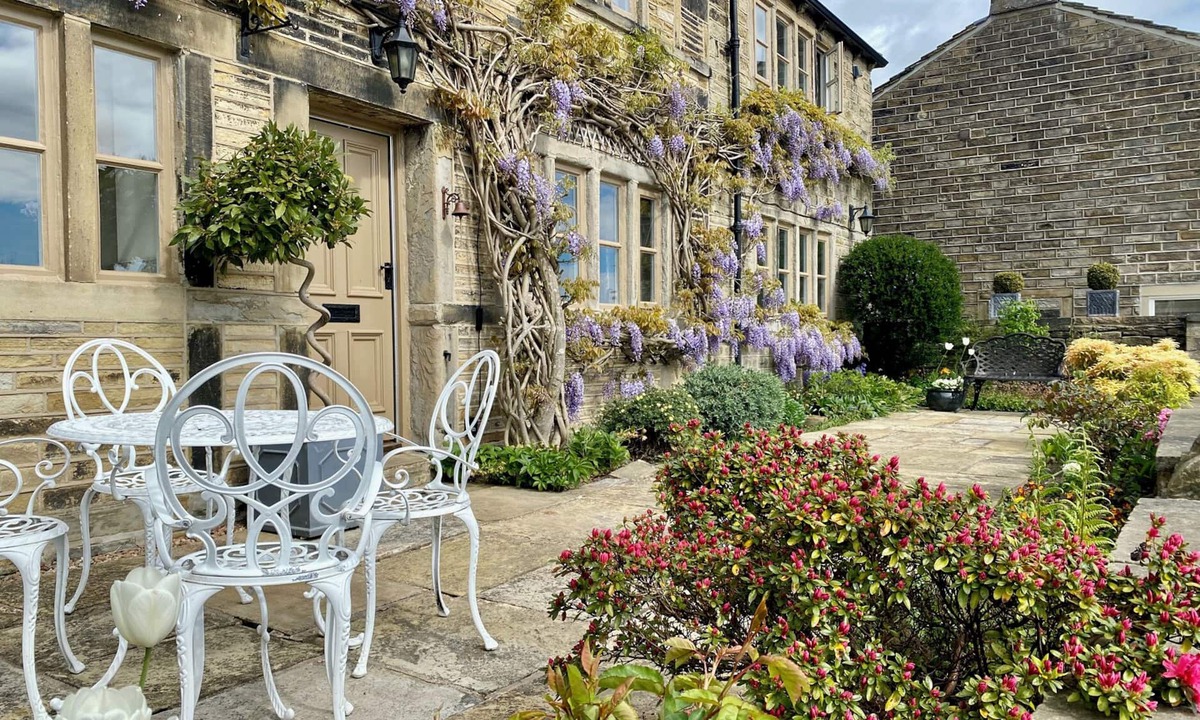 Almondbury Cottage | Woodlea Cottage