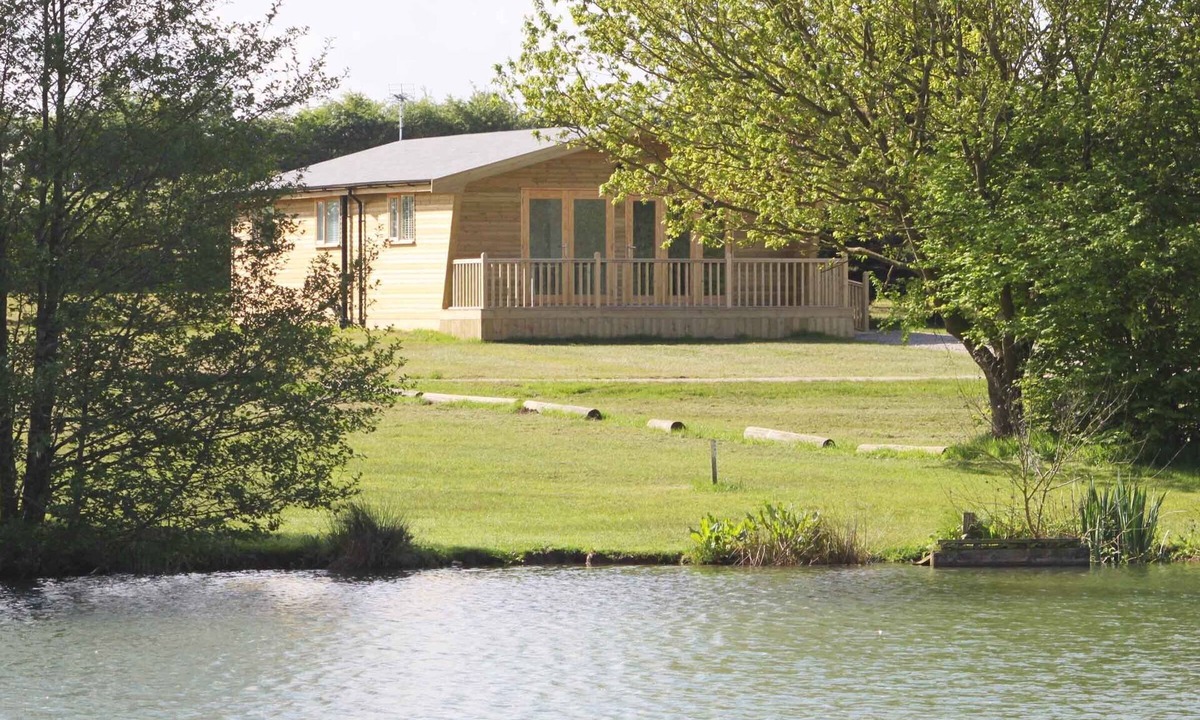 Gumley Cabin | Woodpecker Lodge - Stunning Lakeside lodge over looking fishing lake