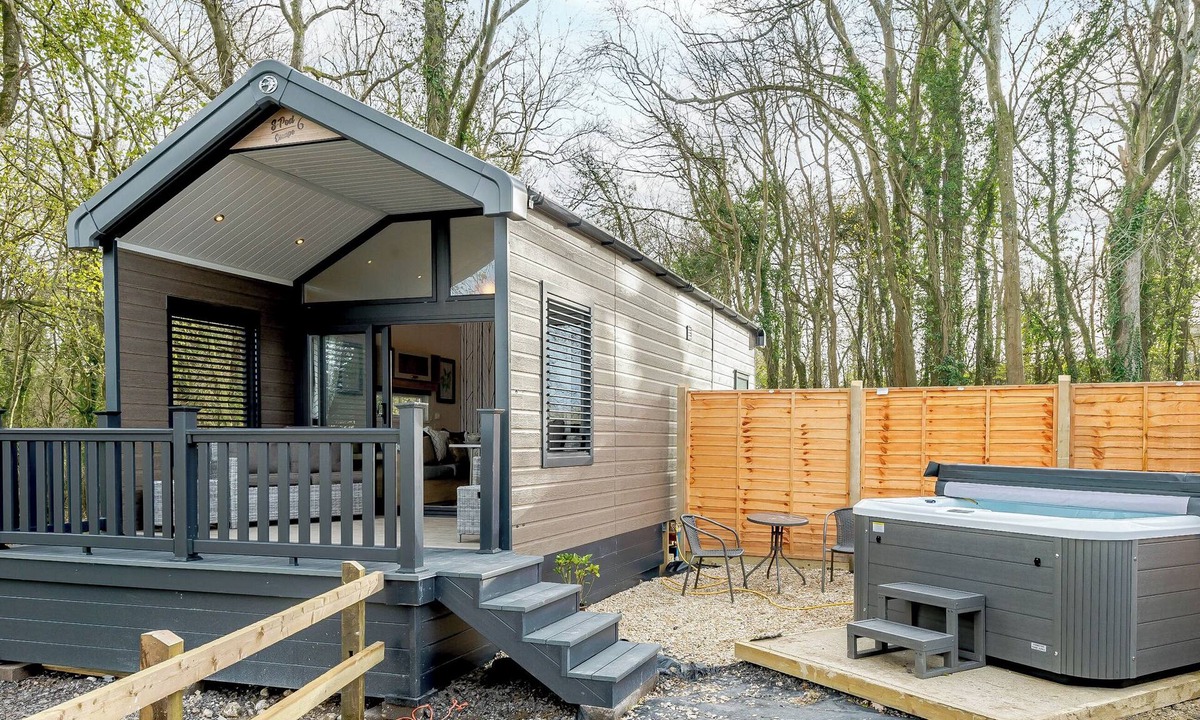 Alderbury Cottage | Woodpecker Lodge-UKC5156