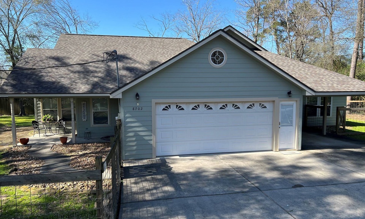 Tomball Apartment | Woodside Carriage House.Comfortable, Spacious Upstairs Guesthouse