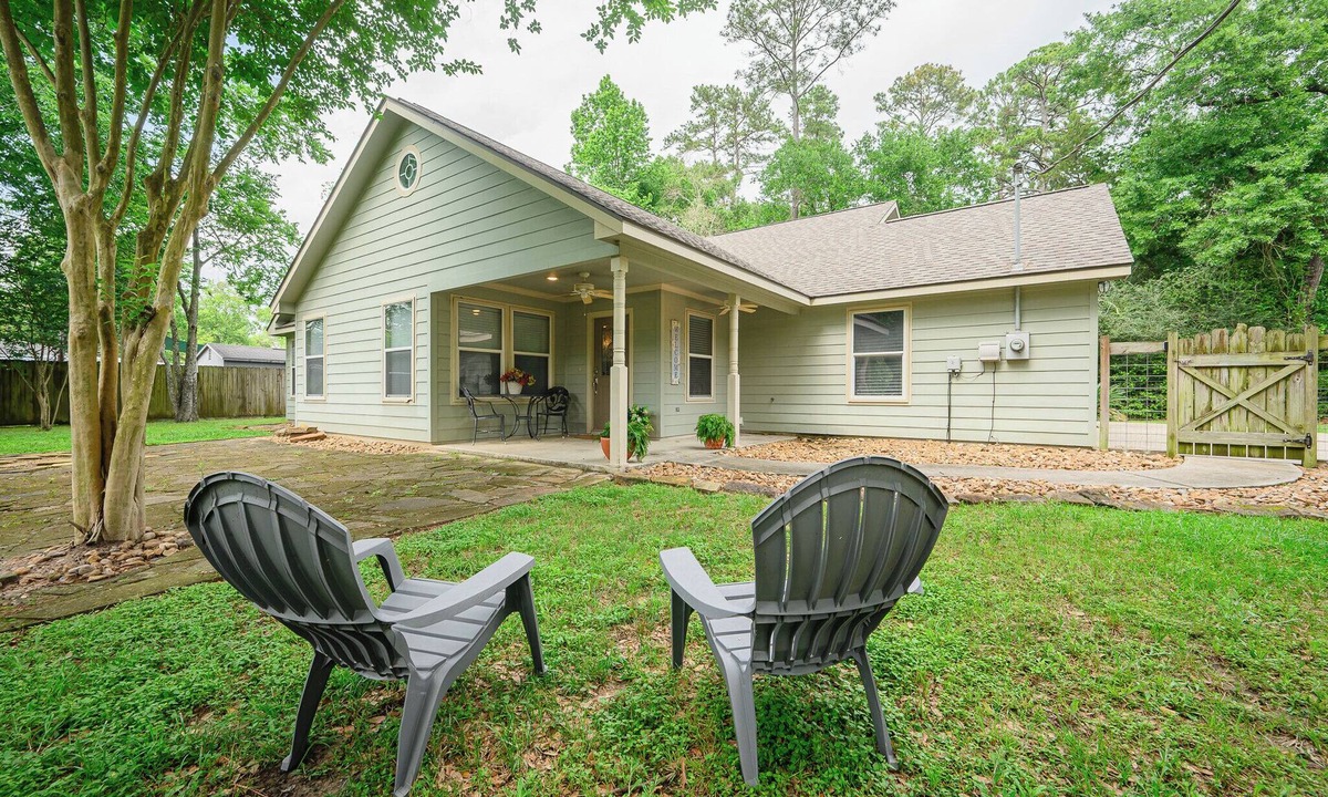 Tomball House | Woodside Charm: Comfort & Serenity in the Trees