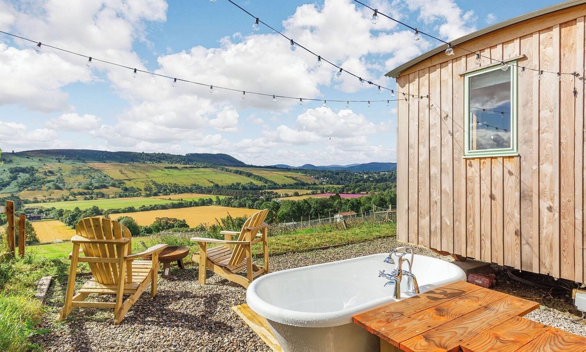 Heights of Achterneed Cottage | Woodside Hut 1 - UK36105