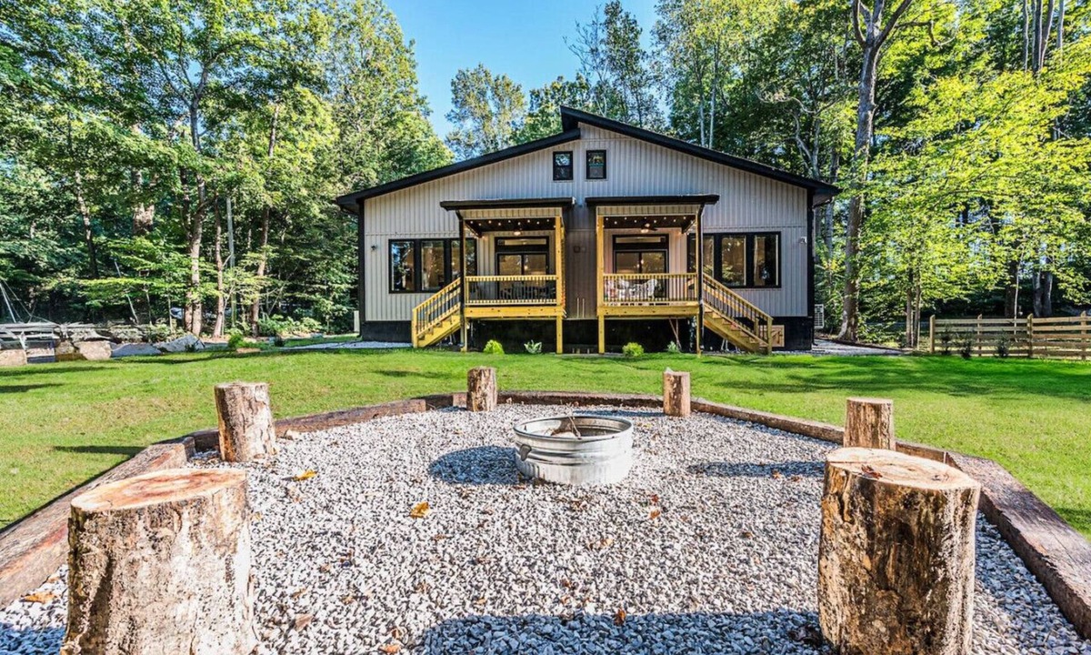 Scottsville House | Woodside Retreat A&B:Modern Home