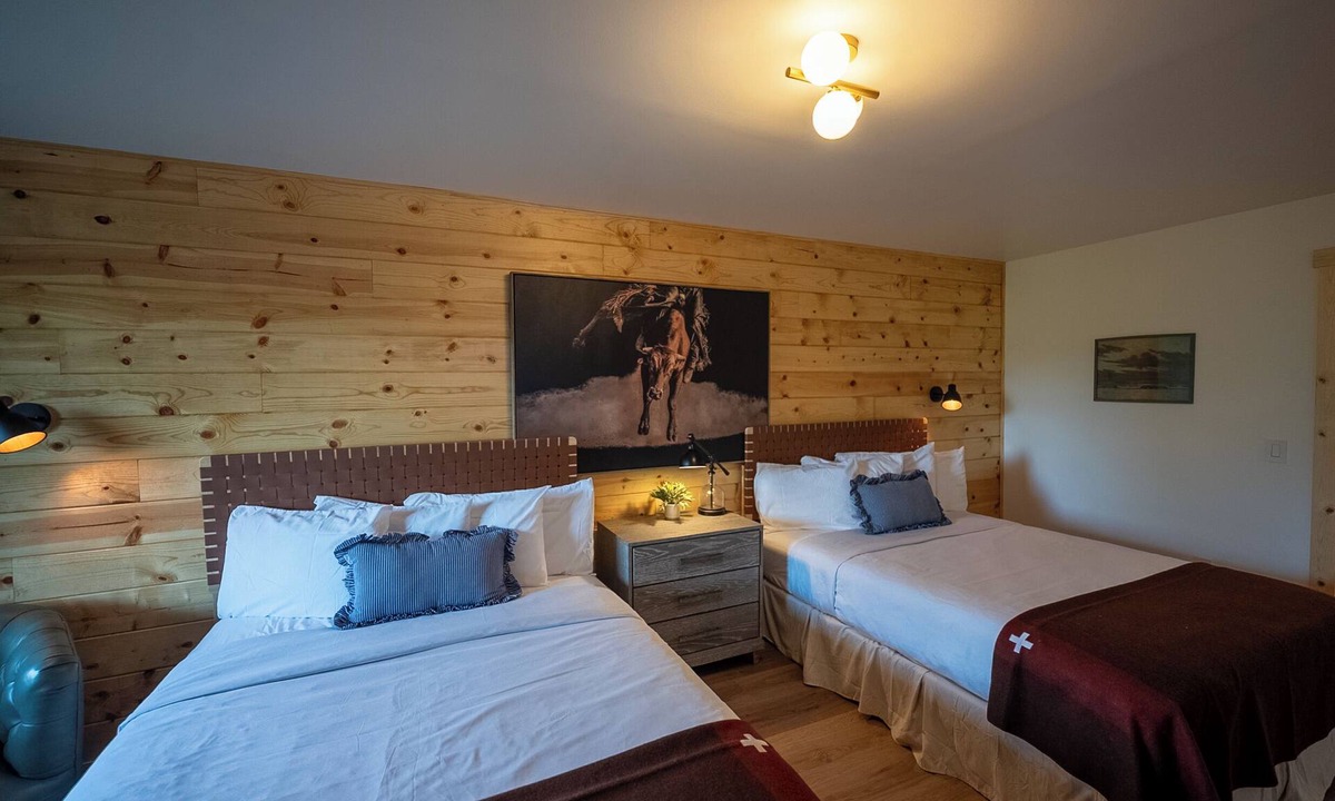 Eureka Springs Hotel | Woodsman Lodge Property Buyout - Luxe Space for 41 ppl in Eureka!