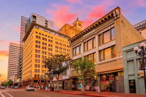 Gaslamp Quarter Apartment | Woolworth Loft -Downtown Apt Sleeps 8 Near Gaslamp