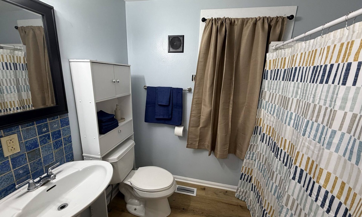 Evansville House | Work Crews: Clean 2BR near US-41 + Laundry & TVs
