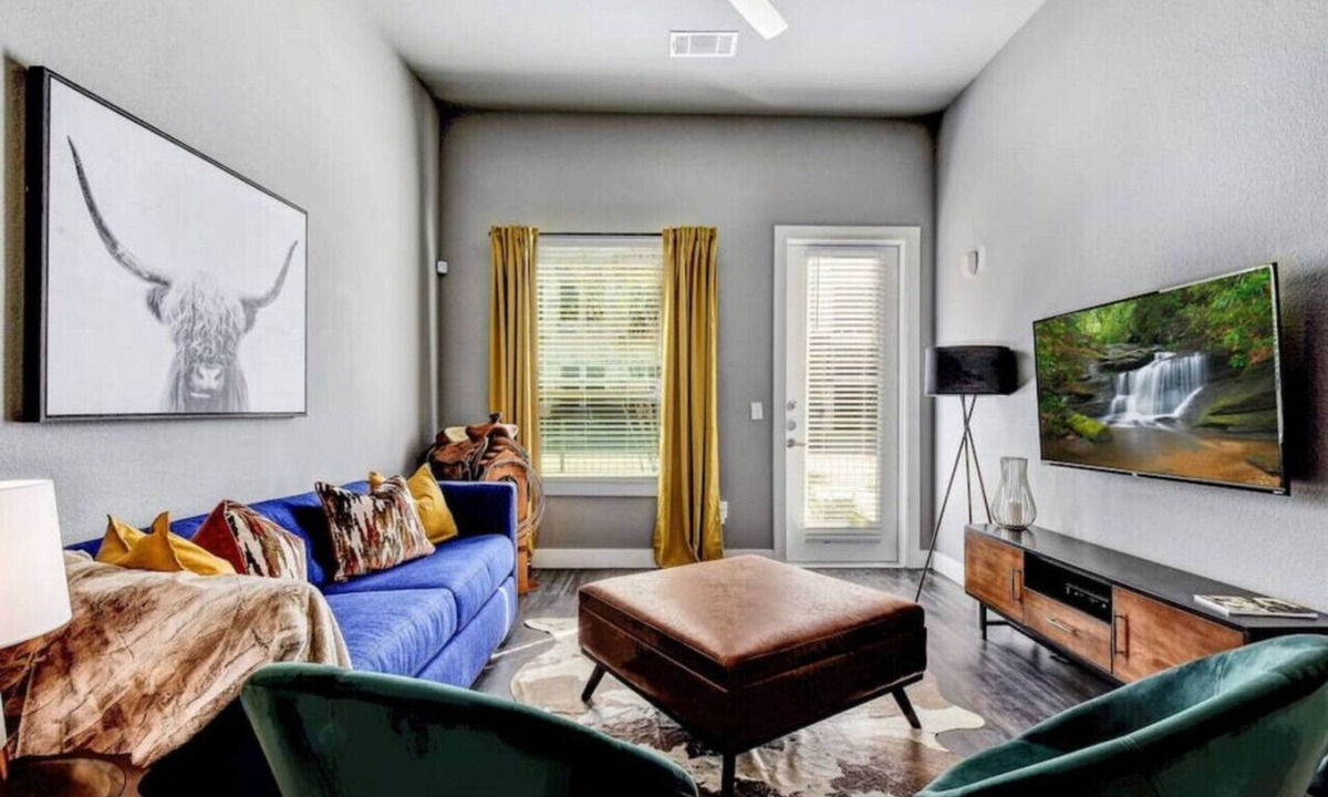 Downtown San Antonio Apartment | Work from “Home” or by the Pool | Fast Fiber WiFi