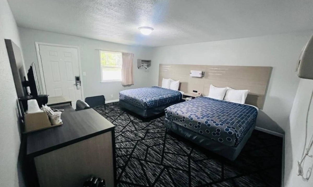 Oskaloosa Hotel | Work & Relax in This Comfortable 2-Room Stay w/Free Parking