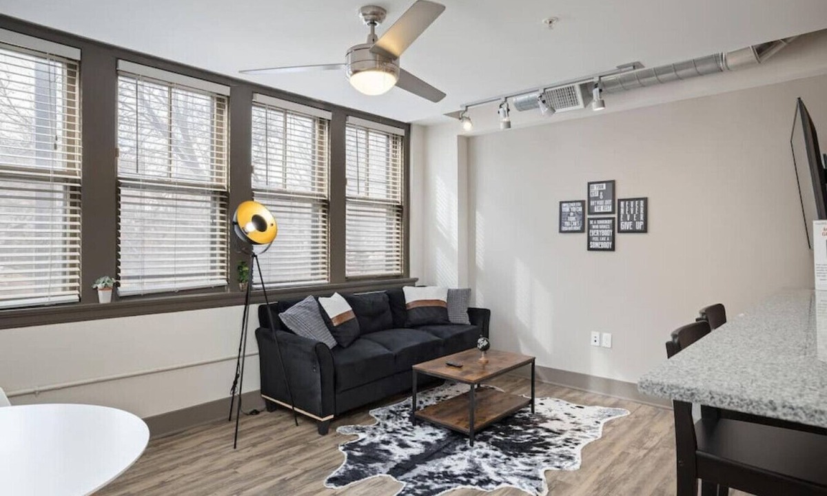 Hanover Place Apartment | ✔ Work Remote! King Bed Midtown KC ✔
