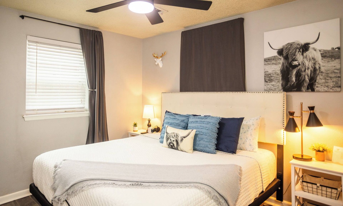 Moore House | Work Space/King/Patio/Near Airport/Close to I-35