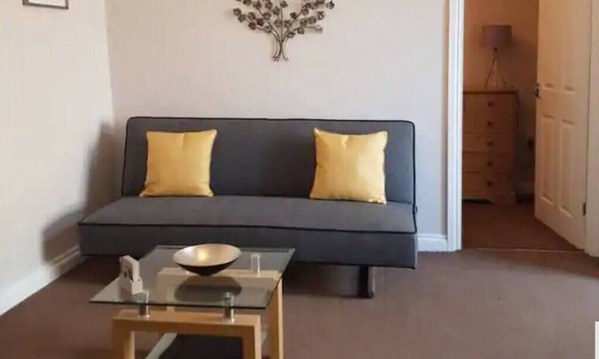 Gorseinon Apartment | Work Stay: Kitchen, Dining & Free Parking