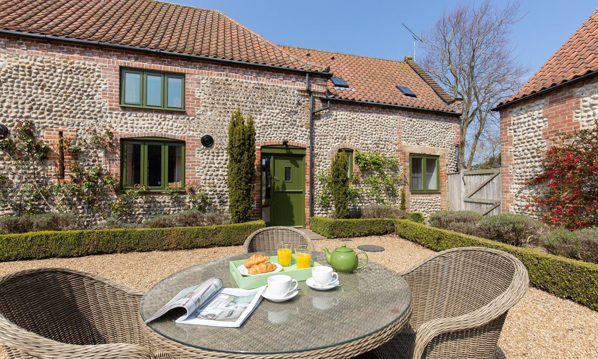 West Beckham Cottage | Workshop - sleeps 8 guests in 4 bedrooms