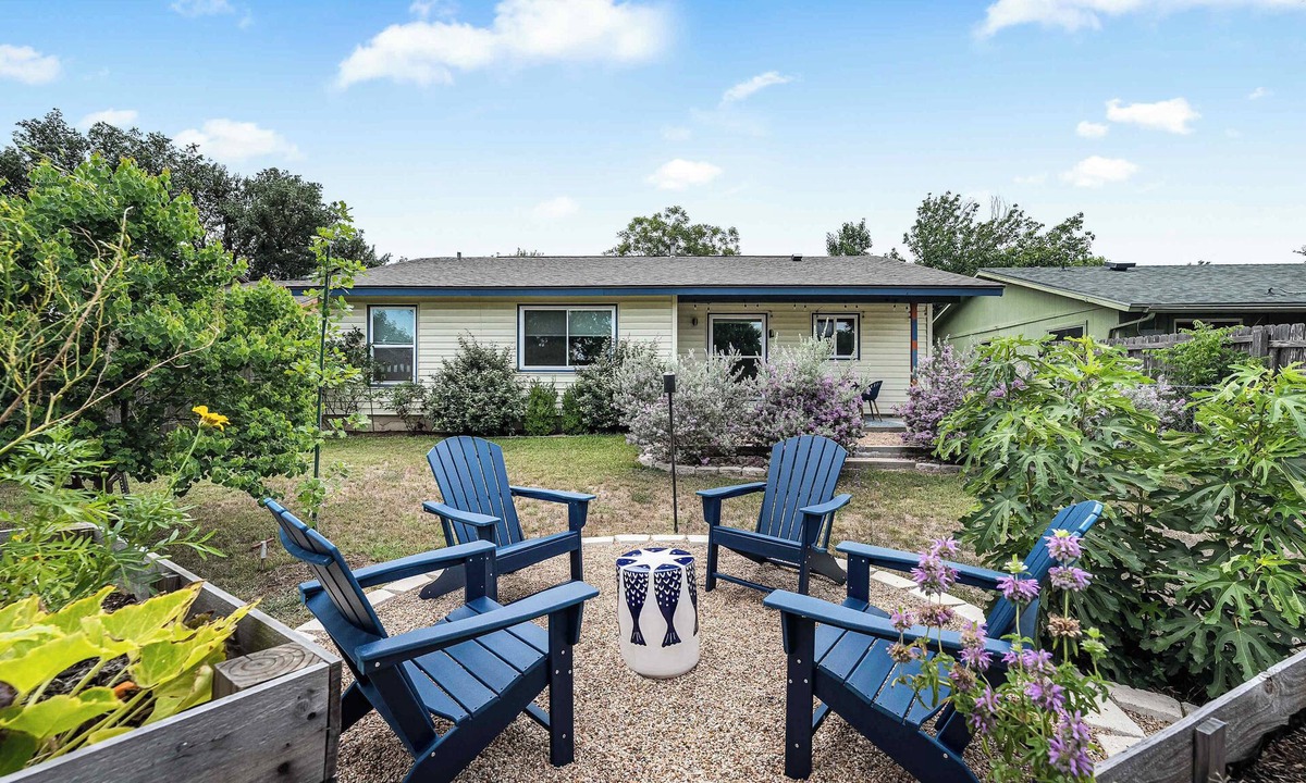 Austin House | Workspace, Fire Pit & Private Outdoor Space