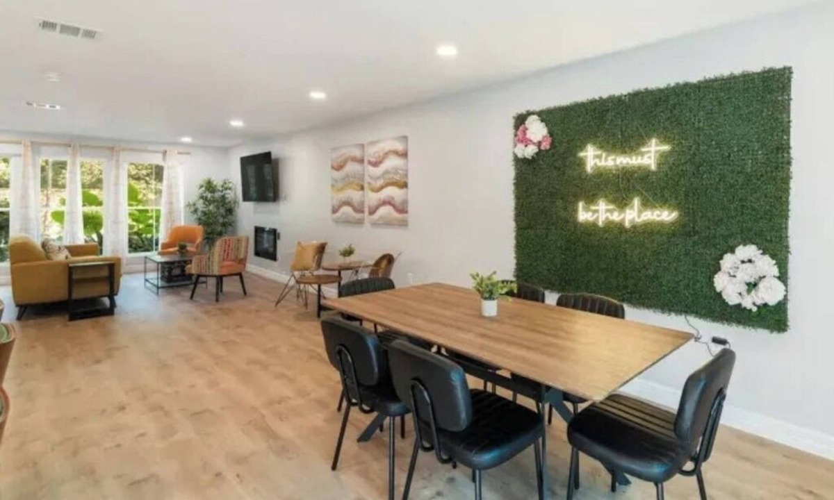 Spring Branch West House | World Cup 30 min to Stadium Townhome Slps 8