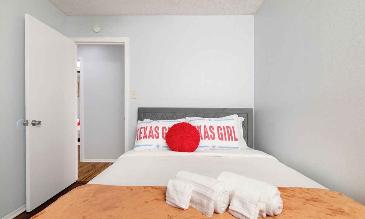 Fossil Creek House | World Cup Getaway Stylish 4BR Retreat Sleeps 8