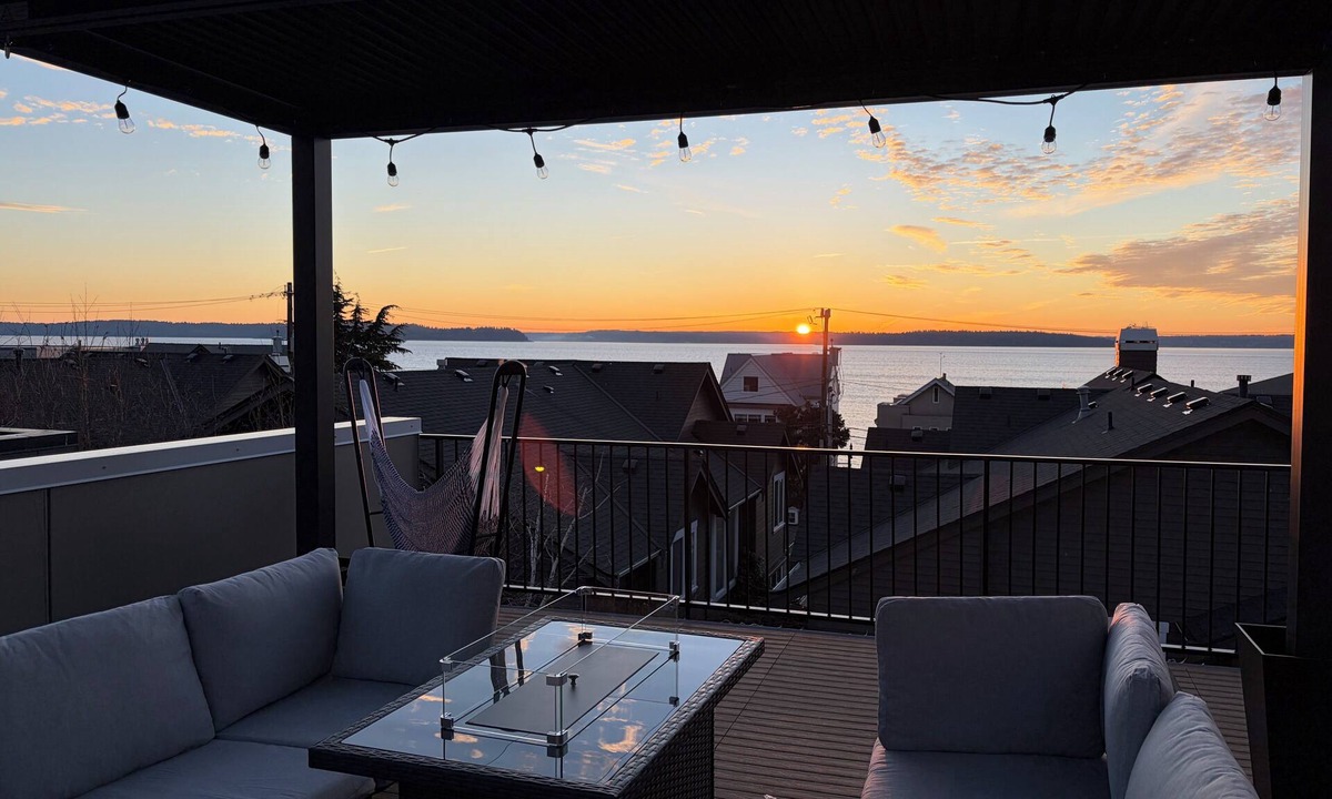 Alki House | World Cup HQ, Rooftop Sound Views, Alki Beach Luxury, Fire Pit, BBQ, EV