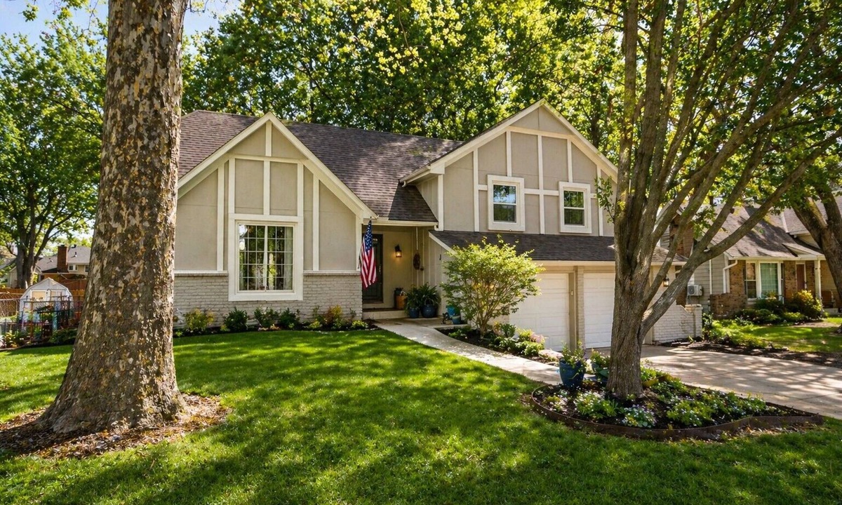 Shawnee House | World Cup Ready 4BR Home/Garage Parking/30 Min to KC Stadium/Sleeps 8