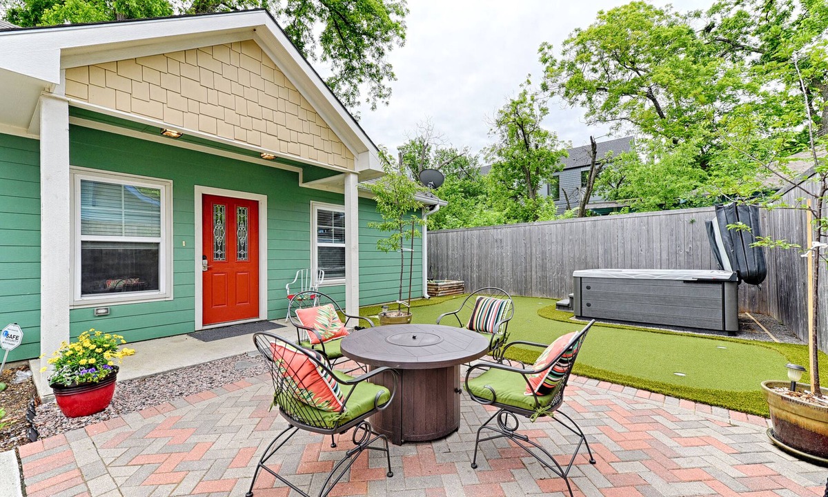 Oak Cliff House | World Cup Stay: 2 BR Bishop Arts District House, Hot Tub, Putting Green, Gardens
