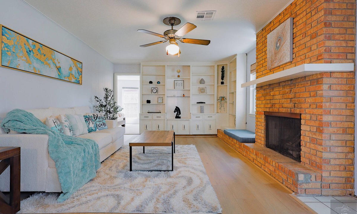 Spring Branch West House | WORLD CUP stay - 5BR Home - King suit - Fire pit