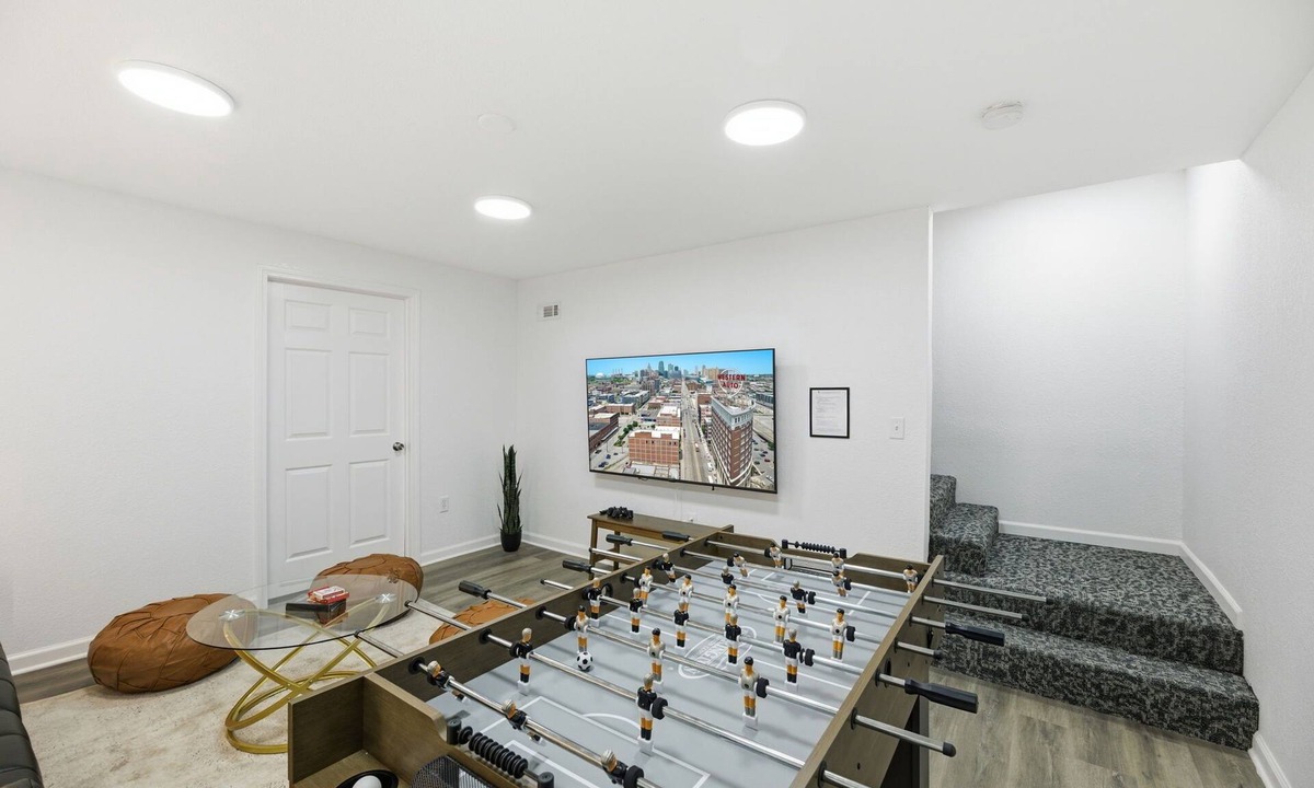 Waldron House | World Cup Stay Near Compass Field Sleeps 6 Game Room + Movie Lounge