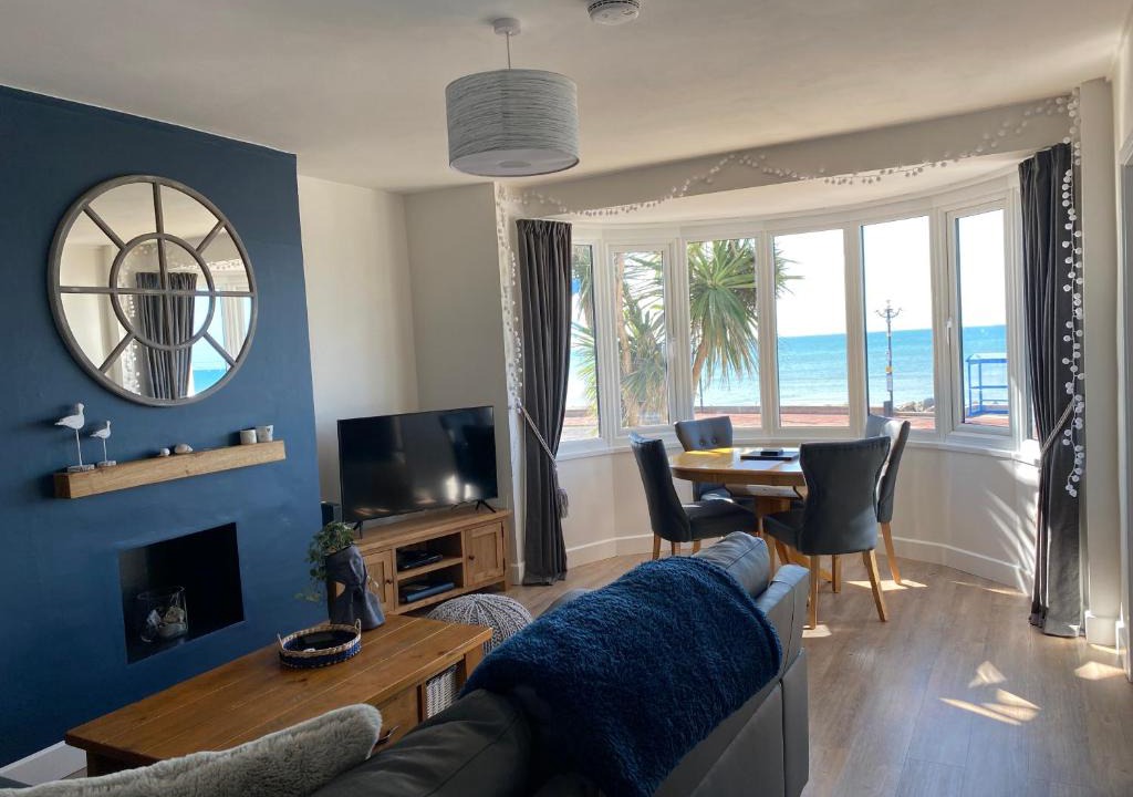 Worthing Apartment | Worthing Beach 180 - 2 bed seafront with parking