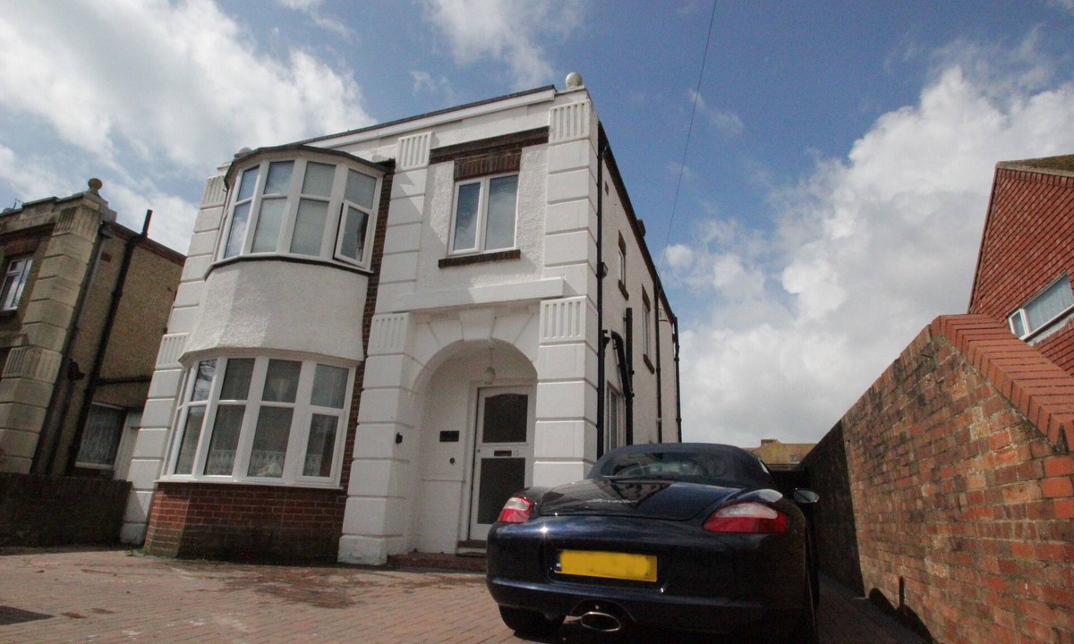 Worthing House | Worthing Beachside detached spacious holiday home