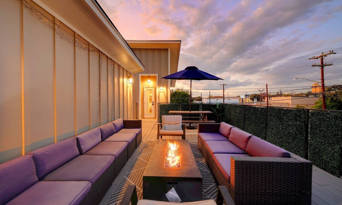 Five Points House | Wow! Designer Home ~Rooftop Deck~ BBQ & Yard Games