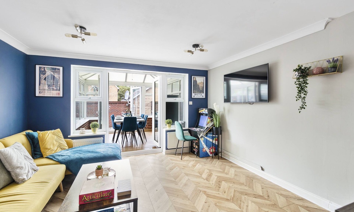 Hanham House | Wow Modern house 5 Bed, 4 Bath. 2 Parking Spaces!