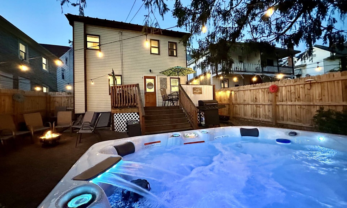Annville House | Wowza! Hot Tub, Theater Room + Stock Tank Pool 15 Minutes To Hershey Attractions