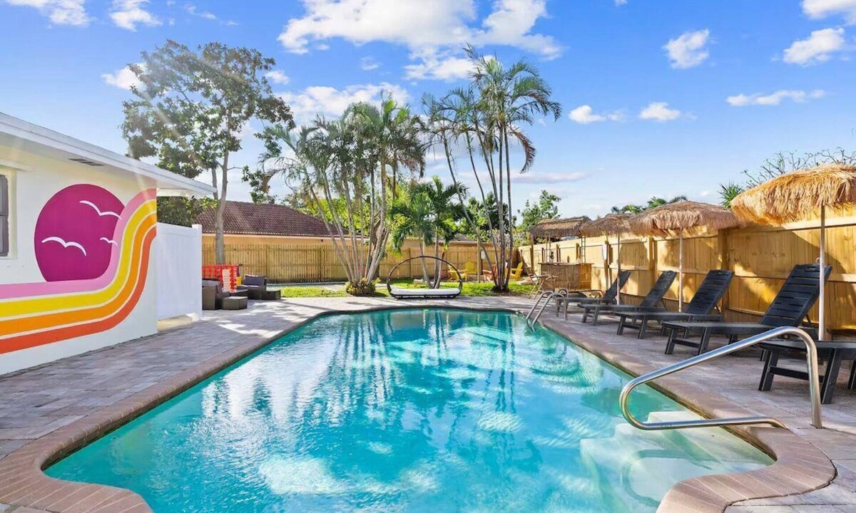 West Palm Beach House | WPB Tropical Heated Pool Beach House! Golf, HotTub