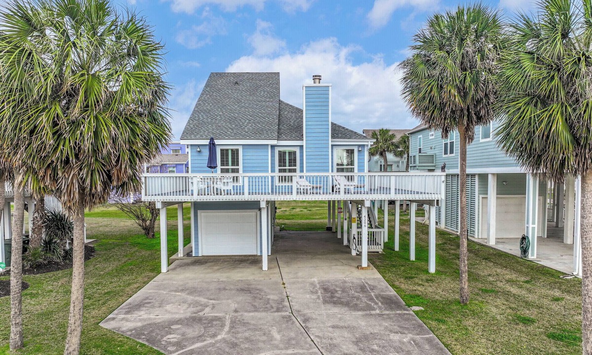 Pirates Beach House | Wrap around deck-Pet-Friendly 1 Block from beach!